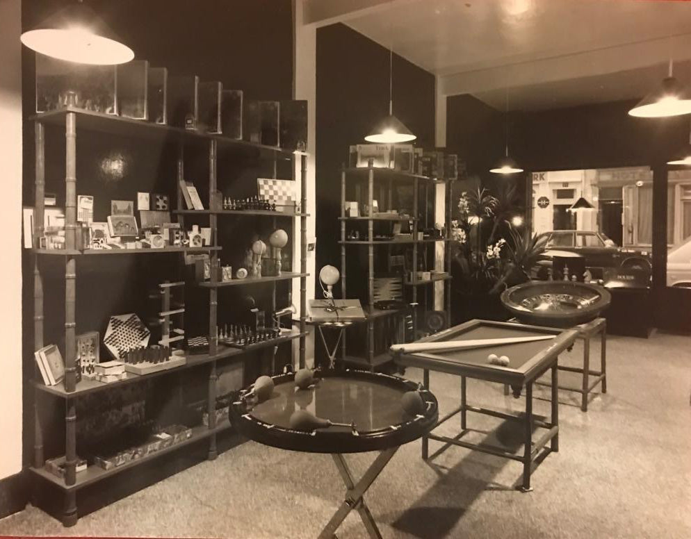 Boutique de jeux traditionnels Rouge et Noir Paris dans les années 1970