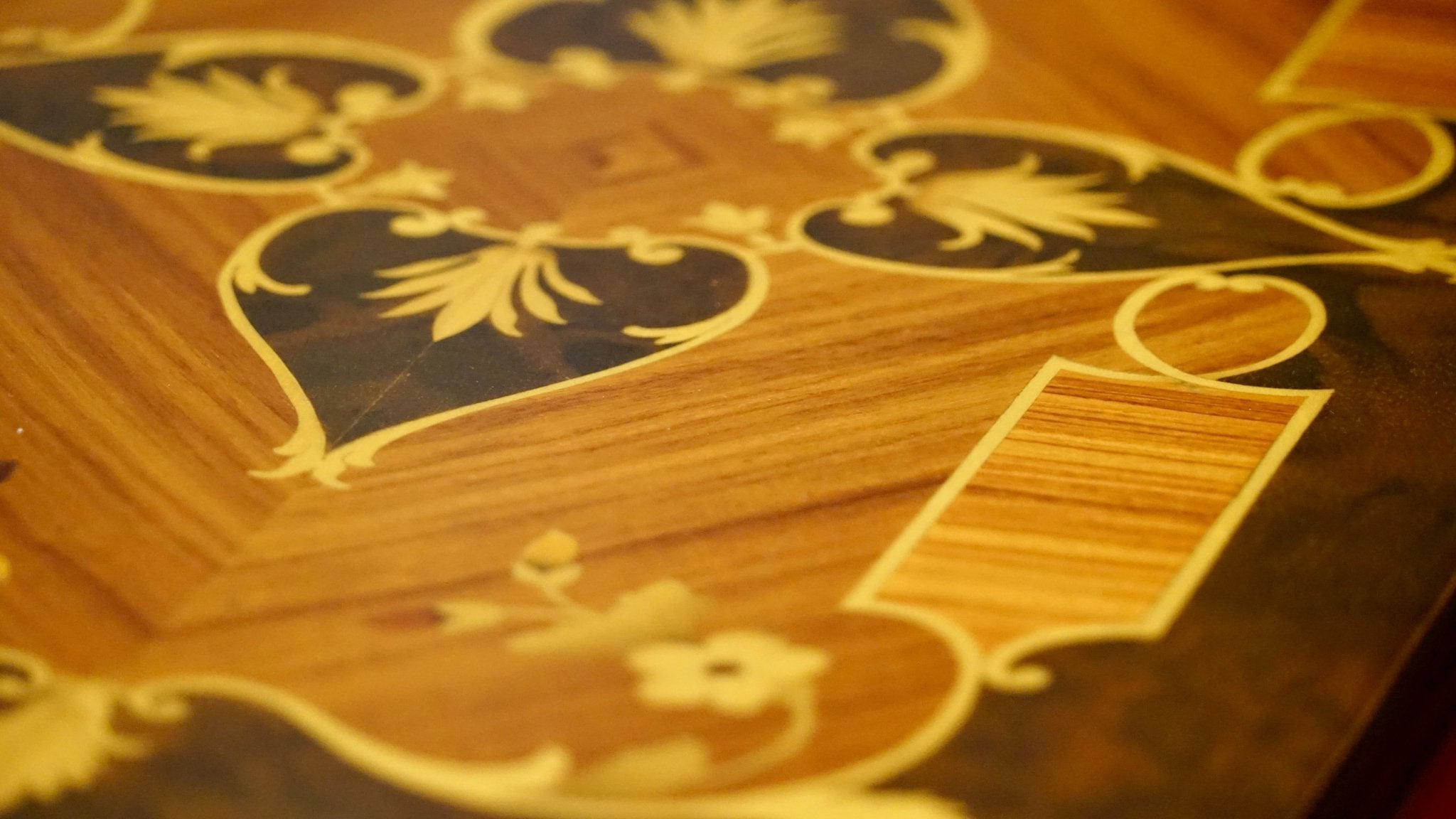 Collection - Backgammon ancien - Backgammon en bois marqueté ancien - Rouge et Noir