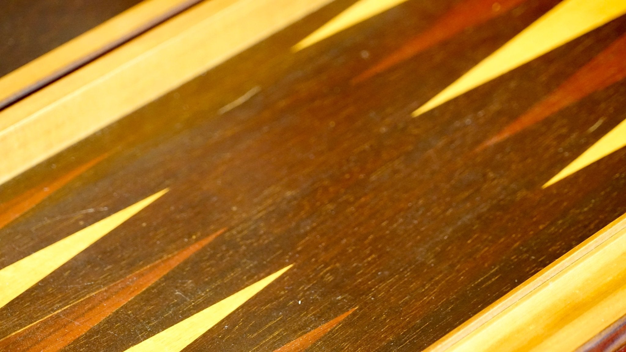 Collection - Backgammon ancien - Backgammon en bois marqueté ancien - Rouge et Noir