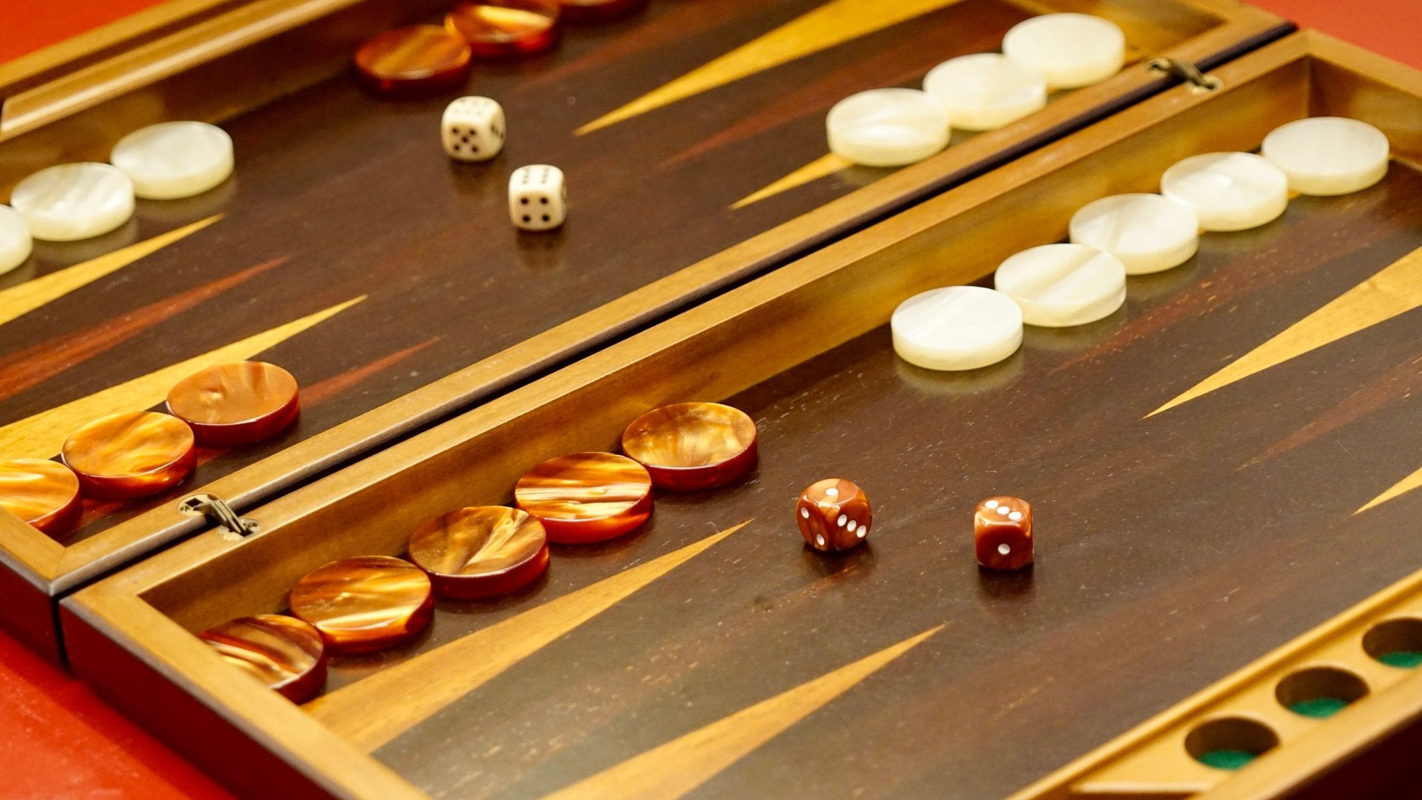 Collection - Backgammon ancien - Backgammon en bois marqueté ancien - Rouge et Noir