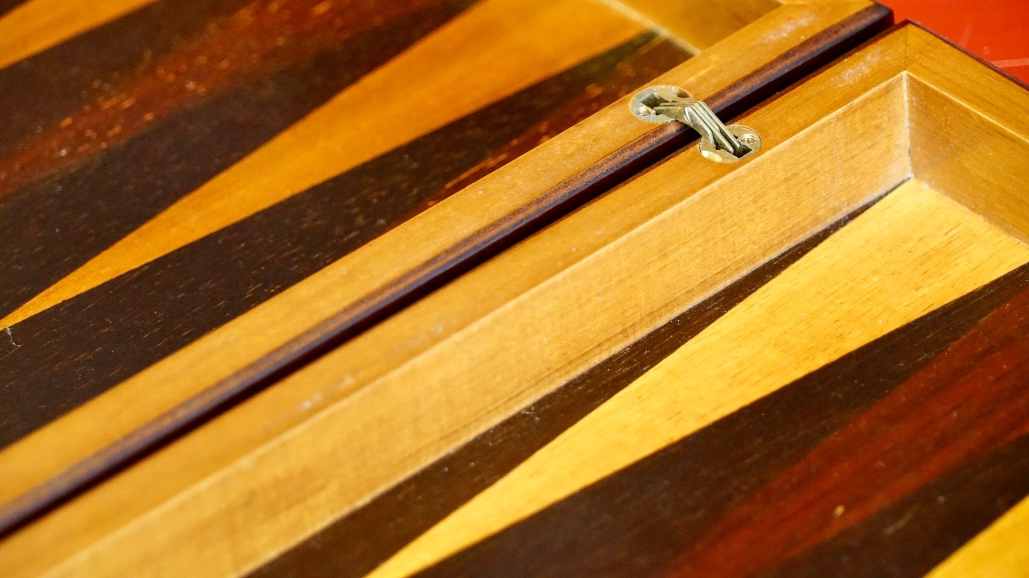 Collection - Backgammon ancien - Backgammon en bois marqueté ancien - Rouge et Noir