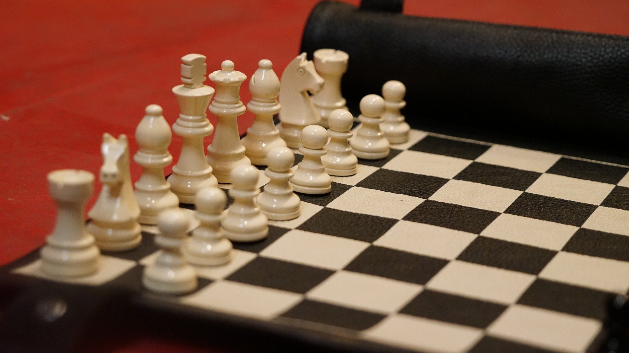 Ensemble d'échecs roulable magnétique - Cuir véritable - Noir - ensemble d'échecs luxe classique jeu d'échecs de voyage en cuir véritable - Rouge et Noir