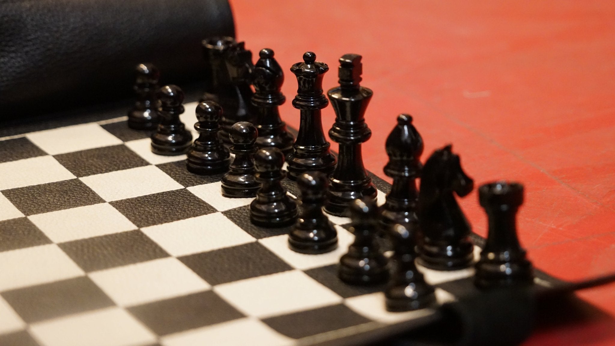 Ensemble d'échecs roulable magnétique - Cuir véritable - Noir - ensemble d'échecs luxe classique jeu d'échecs de voyage en cuir véritable - Rouge et Noir