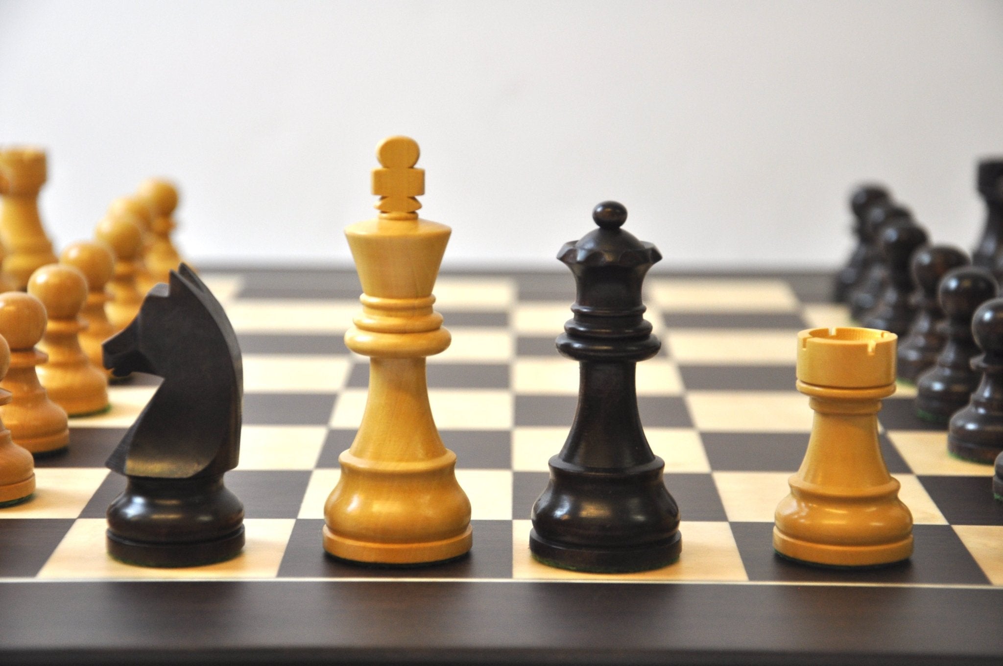 Ensemble design Français Wengé biseauté - Pièces buis teintées - ensemble d'échecs classique - Rouge et Noir