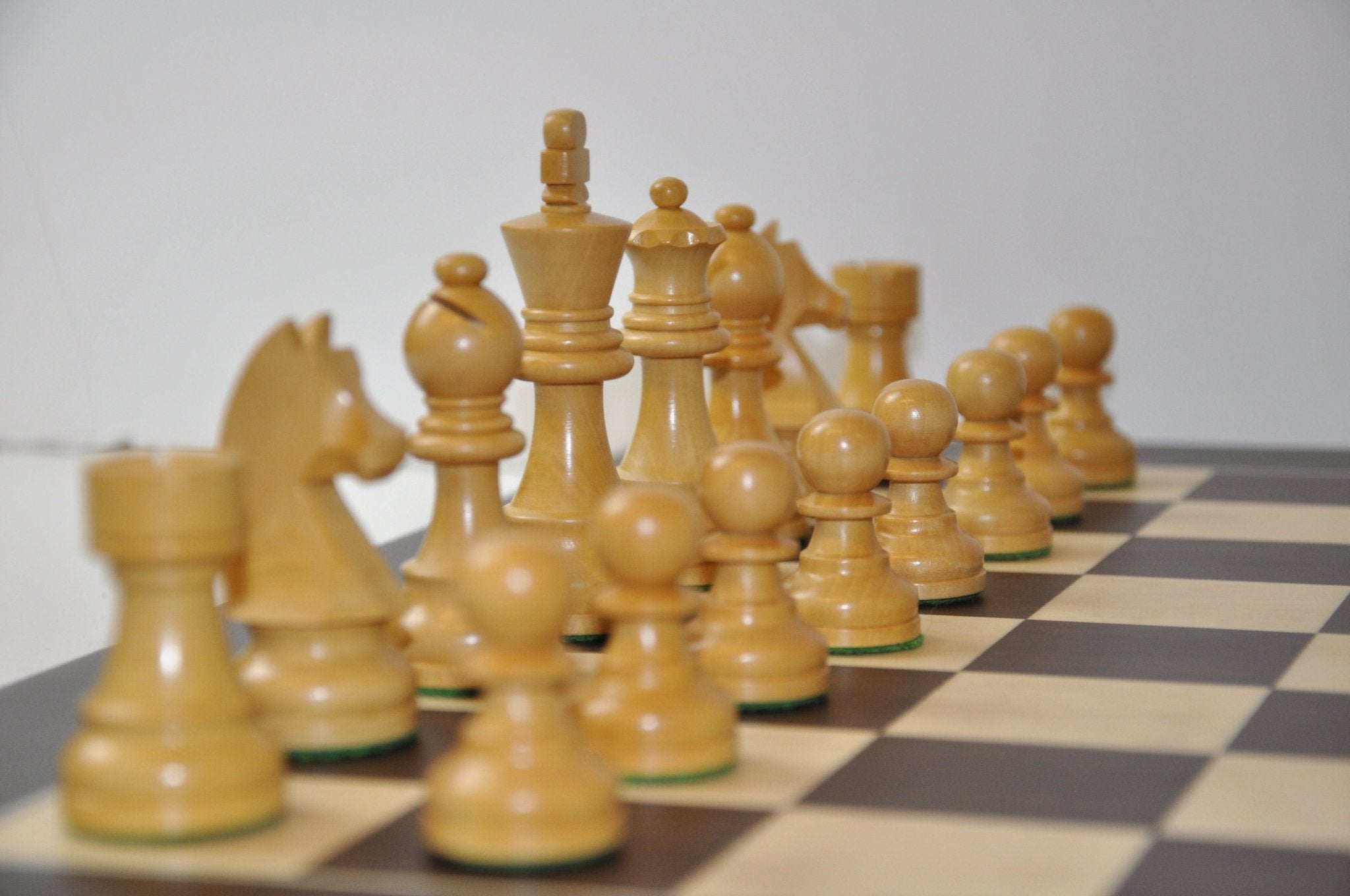 Ensemble design Français Wengé biseauté - Pièces buis teintées - ensemble d'échecs classique - Rouge et Noir