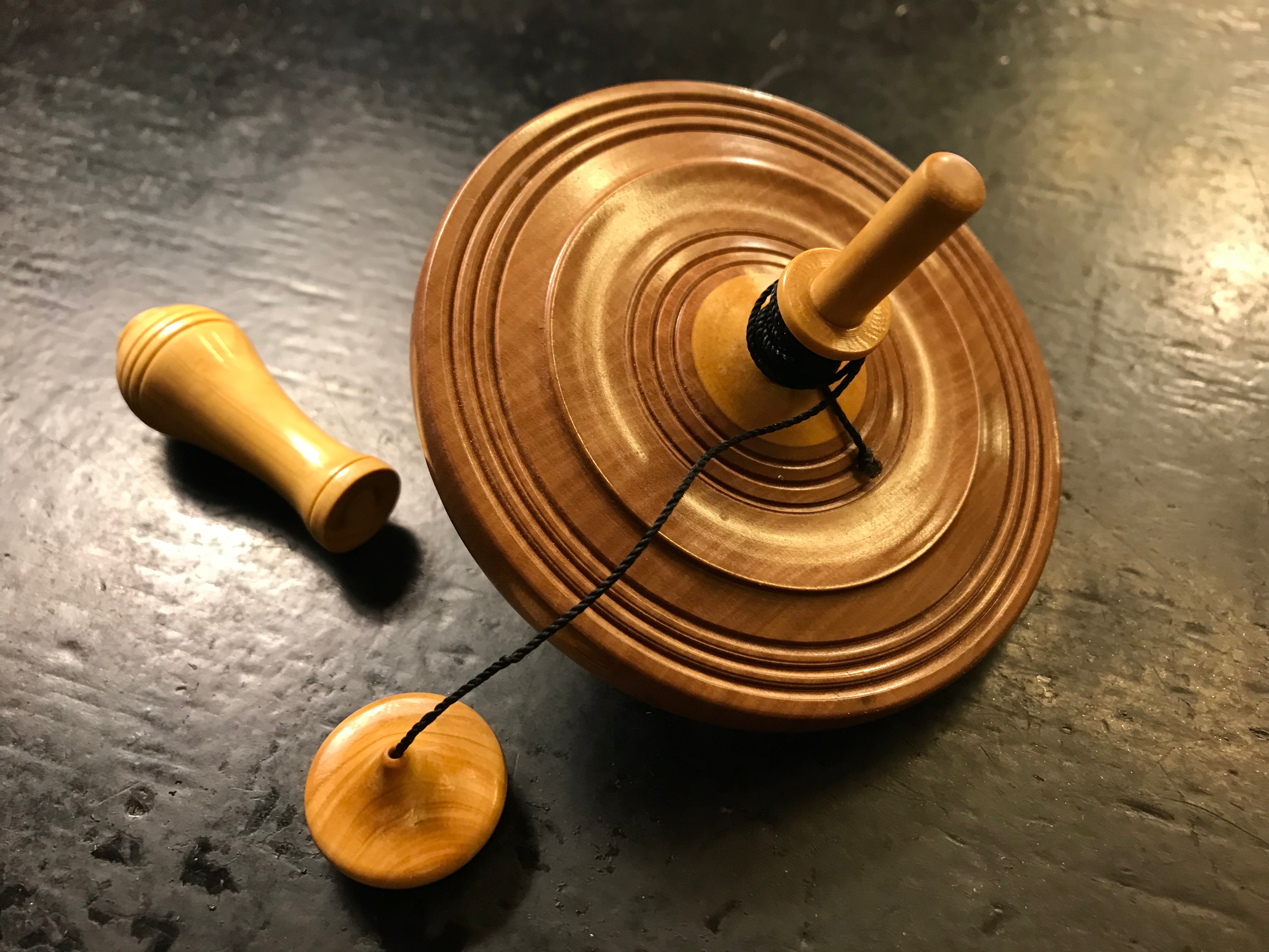 Toupie en cormier et buis à bouton - GM - Toupies cadeau bel objet - Rouge et Noir