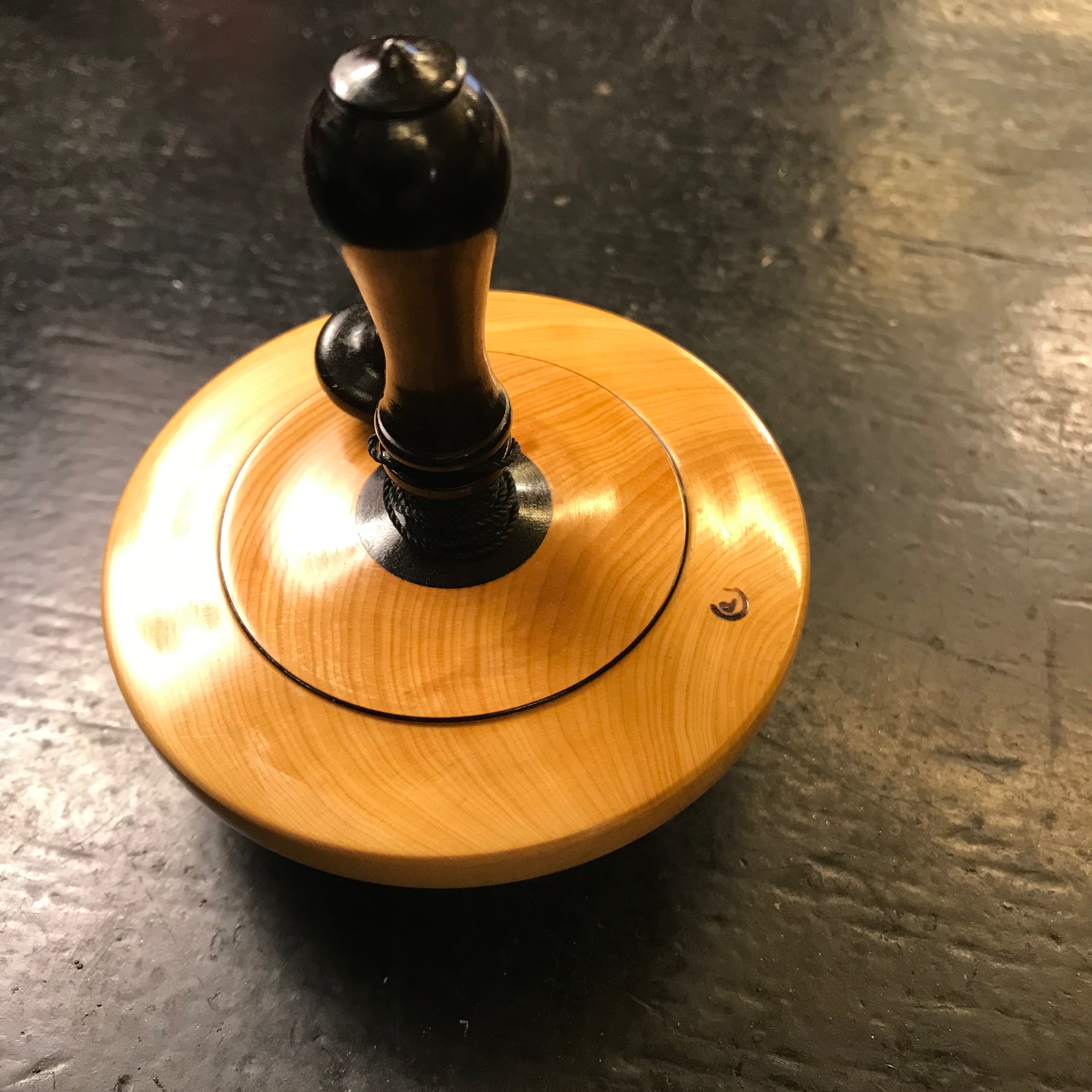 Toupie en buis à bouton d'ébène -GM - Toupies cadeau bel objet - Rouge et Noir