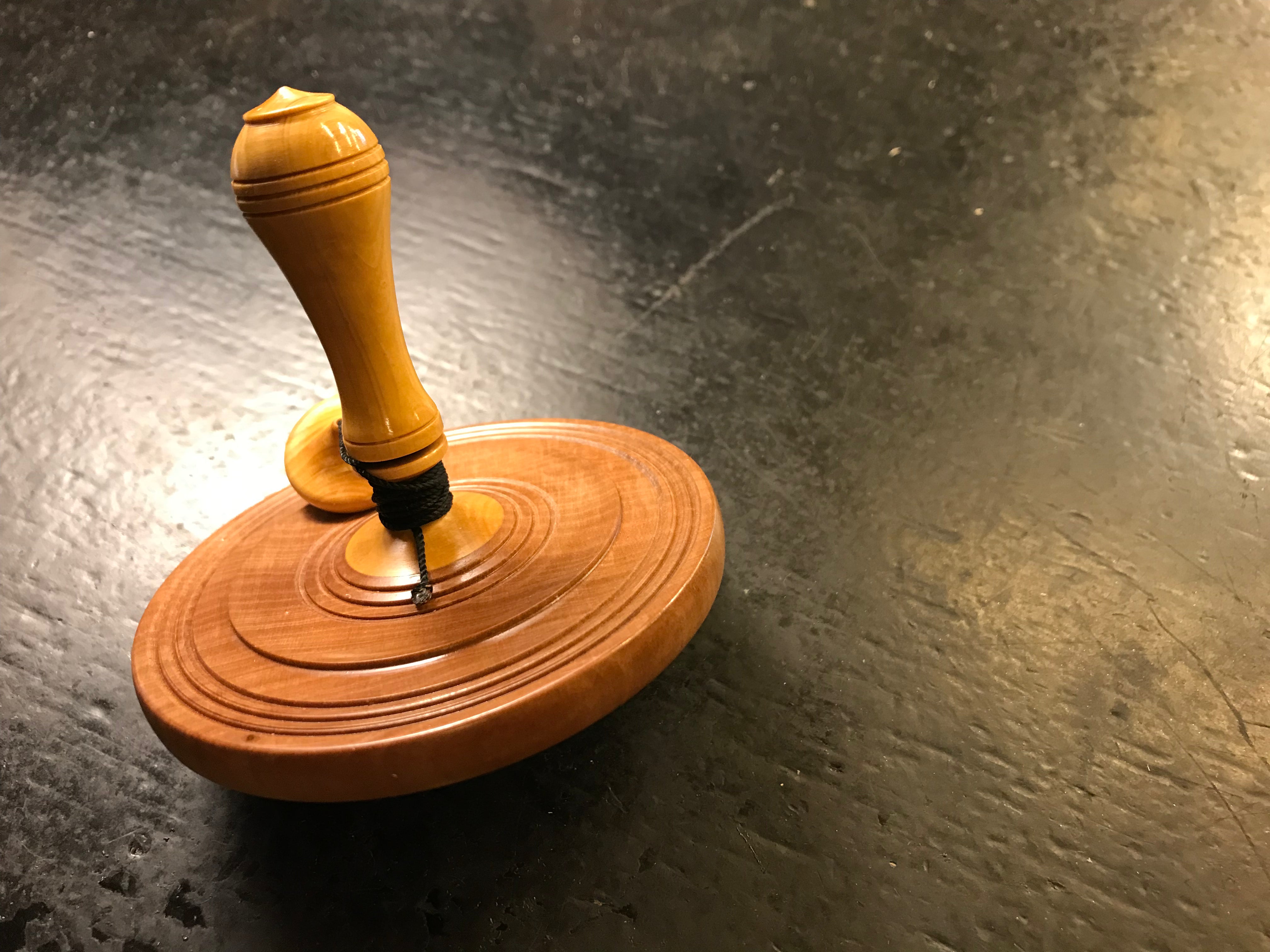 Toupie en cormier et buis à bouton - GM - Toupies cadeau bel objet - Rouge et Noir