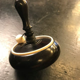 Toupie en ébène et Ivoire à bouton - Toupies cadeau bel objet - Rouge et Noir