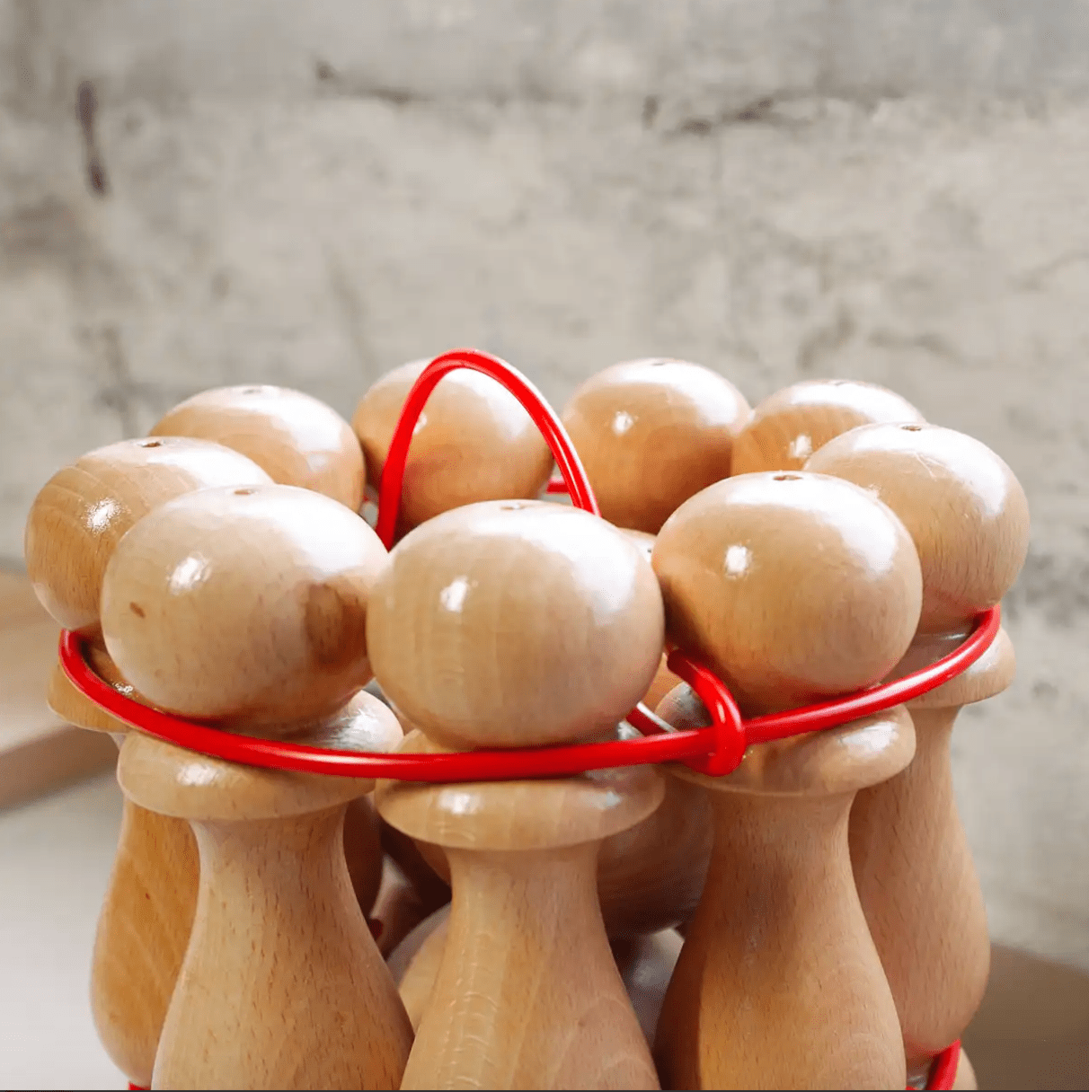 Jeu de 9 quilles vernies - 30 cm - Jeu d'adresse en bois - Rouge et Noir