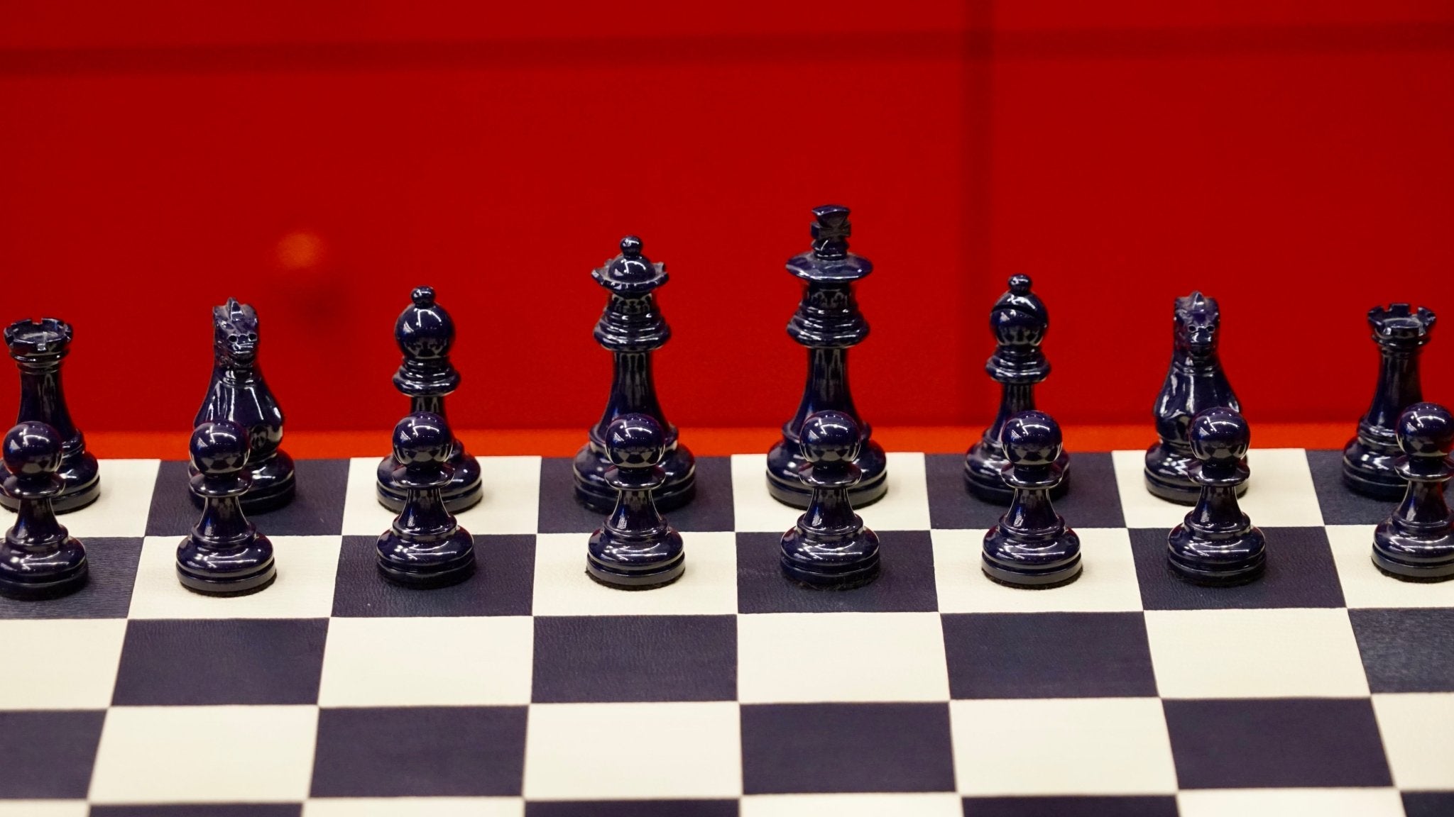 Jeu d'échecs en marqueterie de cuir - Exemplaire unique - Fabrication française - ensemble d'échecs luxe classique jeu d'échecs en cuir véritable - Rouge et Noir