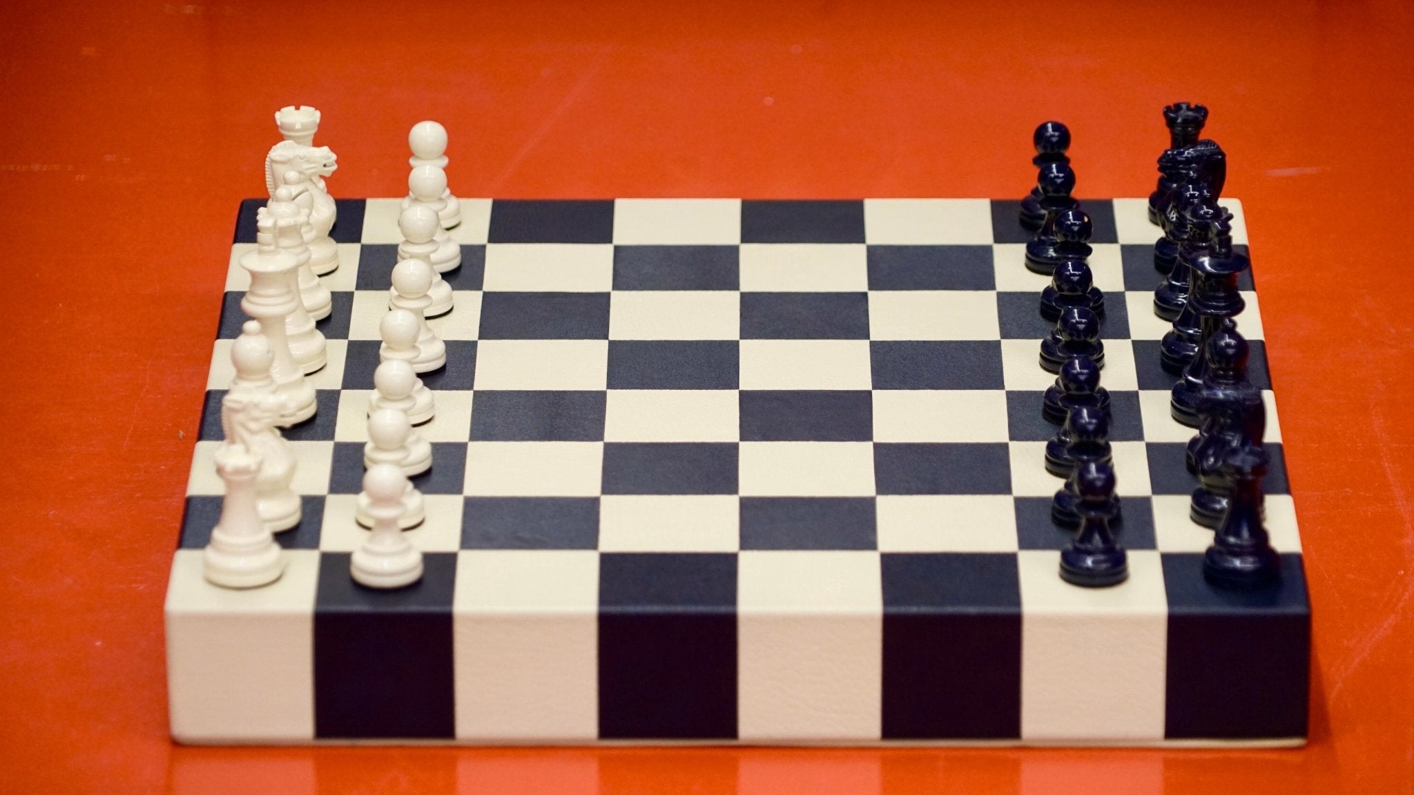Jeu d'échecs en marqueterie de cuir - Exemplaire unique - Fabrication française - ensemble d'échecs luxe classique jeu d'échecs en cuir véritable - Rouge et Noir