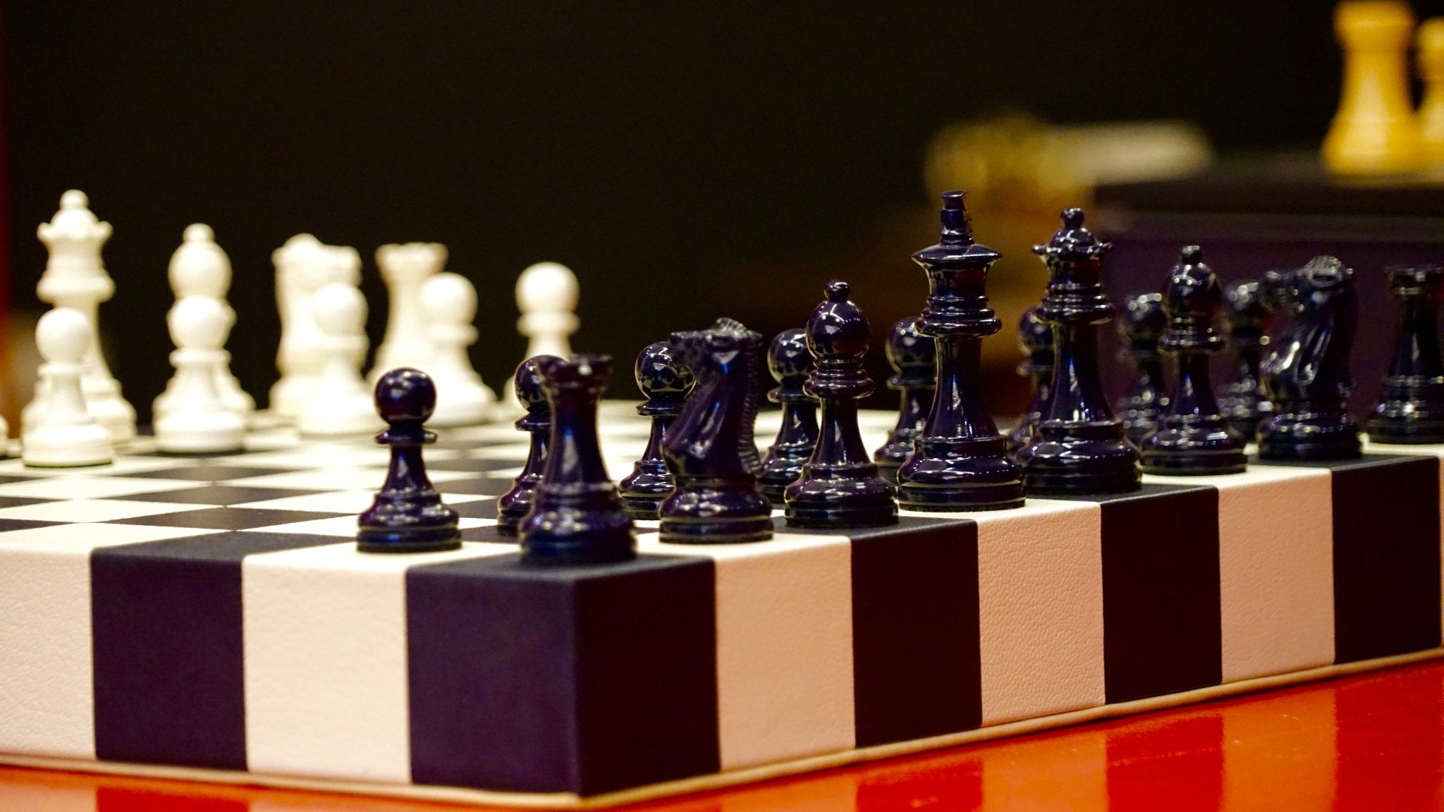 Jeu d'échecs en marqueterie de cuir - Exemplaire unique - Fabrication française - ensemble d'échecs luxe classique jeu d'échecs en cuir véritable - Rouge et Noir