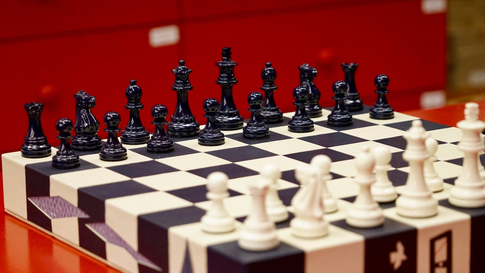 Jeu d'échecs en marqueterie de cuir - Exemplaire unique - Fabrication française - ensemble d'échecs luxe classique jeu d'échecs en cuir véritable - Rouge et Noir
