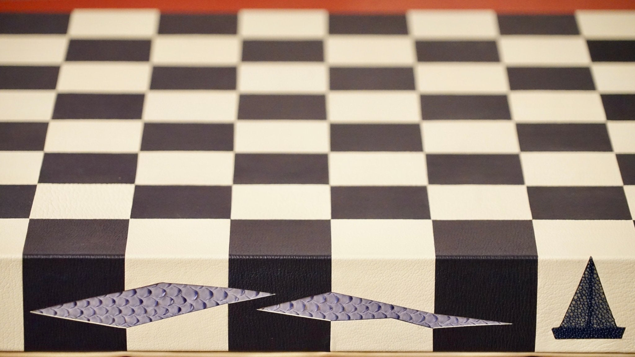Jeu d'échecs en marqueterie de cuir - Exemplaire unique - Fabrication française - ensemble d'échecs luxe classique jeu d'échecs en cuir véritable - Rouge et Noir