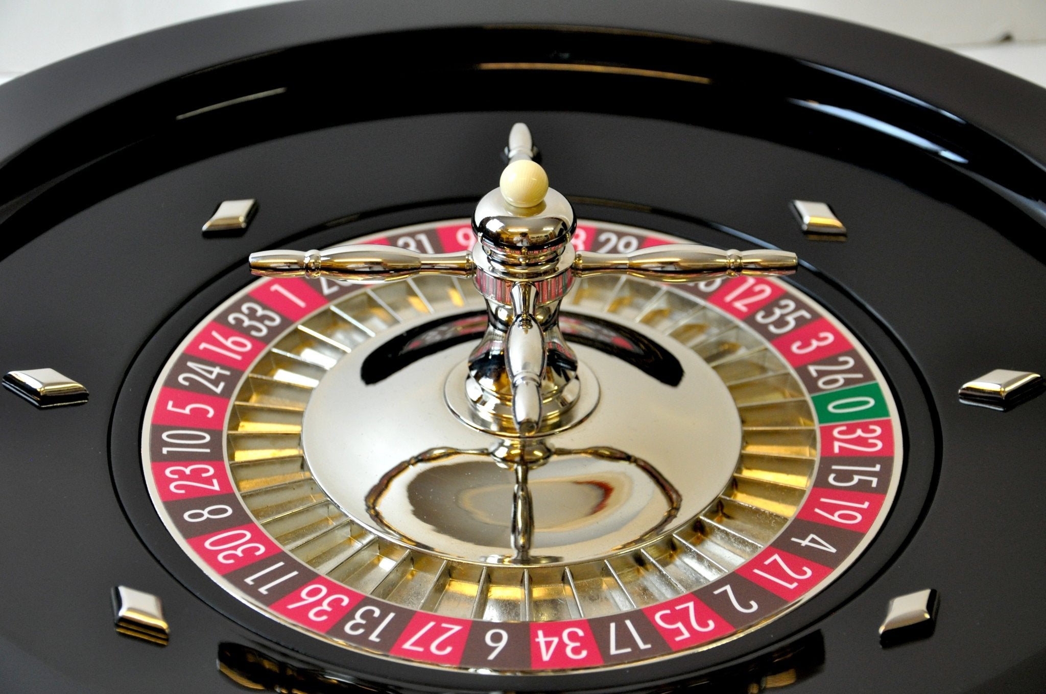 Roulette en Bois - Laquée Noir - 45 cm - roulette simple - Rouge et Noir