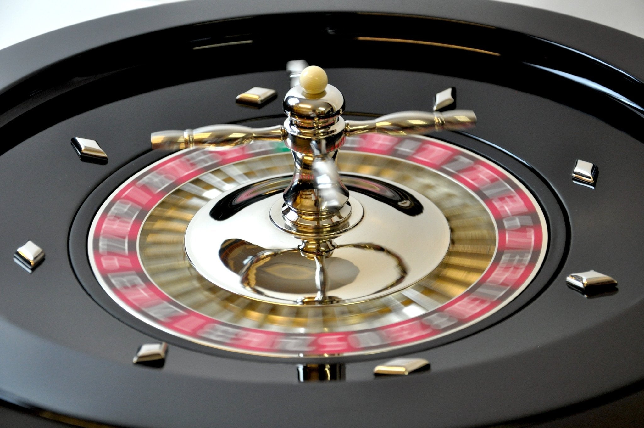 Roulette en Bois - Laquée Noir - 45 cm - roulette simple - Rouge et Noir