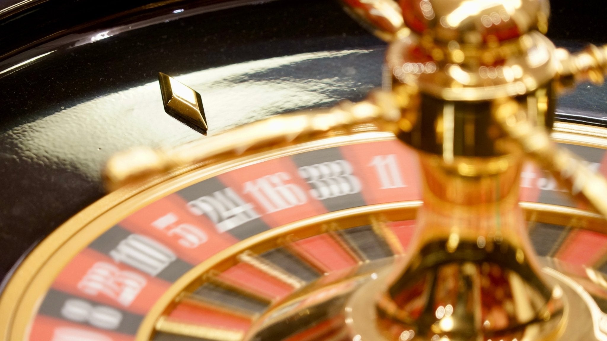 Roulette Romagnoli - Acajou - 60 cm - roulette simple en bois cadeau bel objet - Rouge et Noir